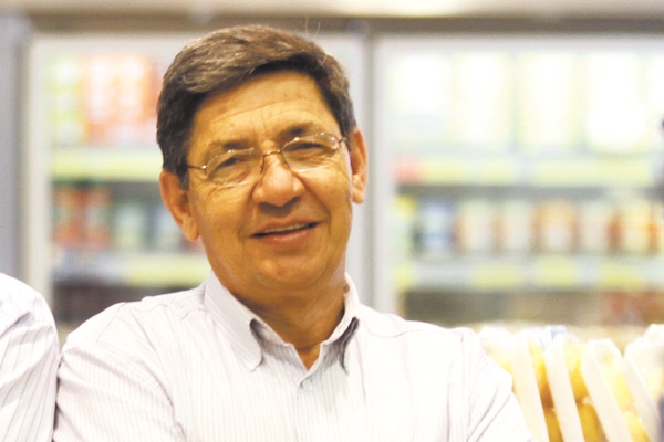 O abraço especial deste domingo vai para o amigo Paulo Xavier, que mudou de idade ontem, e certamente continua recebendo cumprimentos. Casado com Josefina Xavier, tem os filhos Adriano, Alexandre e Alex. Paulo Xavier é sócio do João Batista de Lima, no co